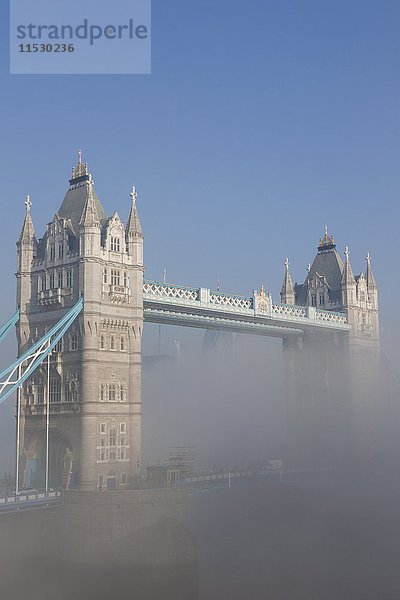 England  London  Tower Bridge und Nebel