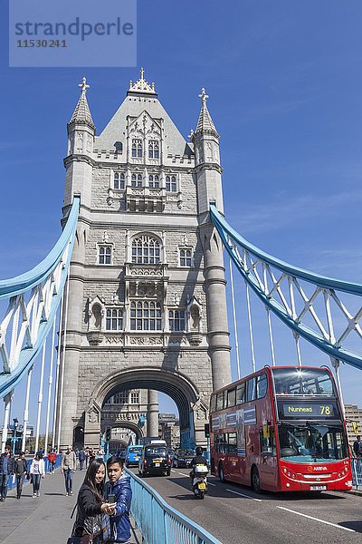 England  London  Tower Bridge  Asiatische Touristen beim Fotografieren