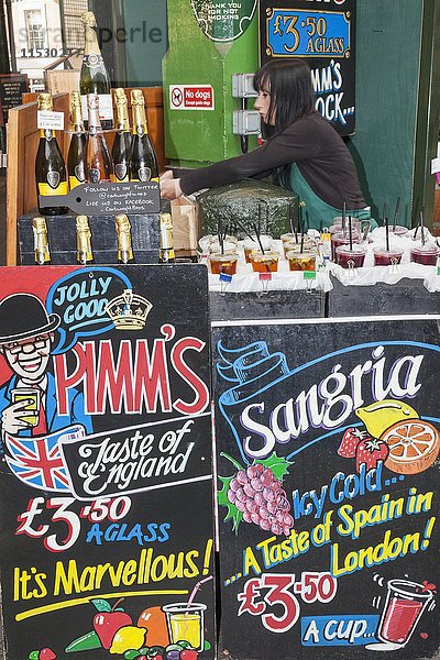 England  London  Southwark  Borough Market  Weinhandlung  Pimm's und Sangria Werbeflächen