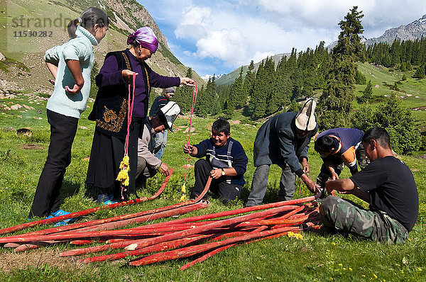 Kirgisistan  Issyk Kul Provinz (Ysyk-Kol)  Juuku Tal  Jurtensiedlung  die den Hauptteil des Daches (Tundunk) unterstützt  um Stöcke zu pflanzen  die die endgültige Struktur bilden.