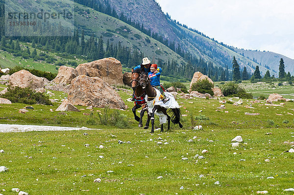 Kirgisistan  Issyk Kul Provinz (Ysyk-Kol)  Juuku Tal  das traditionelle Kiz Kumai Pferdespiel