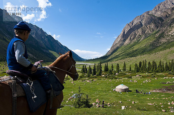 Kirgisistan  Issyk Kul Provinz (Ysyk-Kol)  Juuku Tal  Kinder reiten Pferde von klein auf.