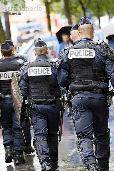 Frankreich  Paris. Gay Pride 2014. Polizisten patrouillieren während der Veranstaltung.