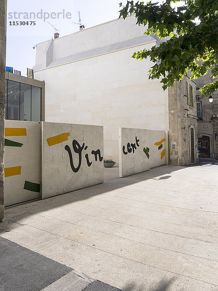 Frankreich  Arles  Van Gogh Foundation  das Tor von Bernard Lavier