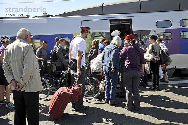 Frankreich  Loire-Atlantique  Bahnhof der Stadt Nantes  Reisende im Hochgeschwindigkeitszug  Mitarbeiter der SNCF helfen behinderten Menschen beim Gepäcktransport