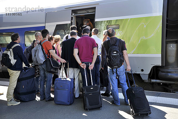 Frankreich  Westfrankreich  Bahnhof von Nantes  Reisende beim Einsteigen in einen Hochgeschwindigkeitszug