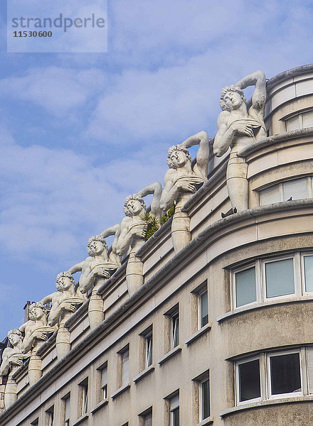Frankreich  Paris  moderne Karyatiden an der Spitze eines Gebäudes