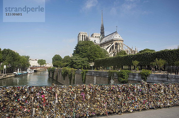 Frankreich  Paris  Notre Dame Kathedrale  Blick vom Pont de l'Archeveche  Liebesschleusen bis zur Leitplanke