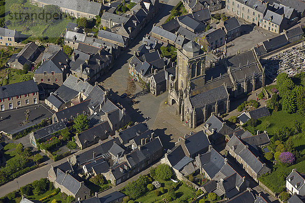 Frankreich  Bretagne  Finistere  Locronan  bezeichnet die schönsten Dörfer Frankreichs  Luftaufnahme