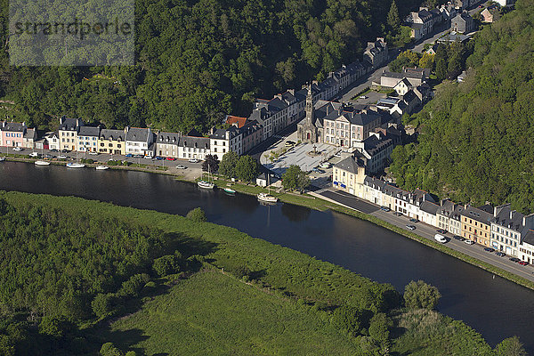 Frankreich  Bretagne  Finistere  Dorf Port-Launay am Ufer des Aulne-Kanals  Luftaufnahme