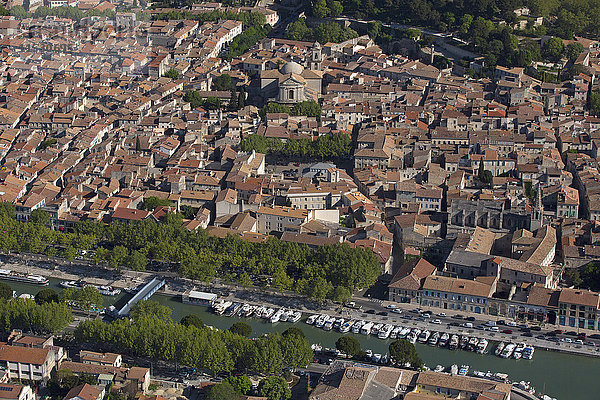 Frankreich  Südfrankreich  Gard  Beaucaire an der Rhone  die Stadt wird von einem Schloss dominiert  Luftaufnahme