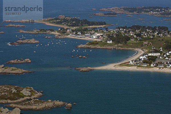 Frankreich  Bretagne  Cotes-d'Armor  Tregastel Resort an der Pink Granit Coast  Luftaufnahme