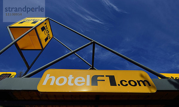 Frankreich  Formule 1 Hotelschild vor blauem Himmel