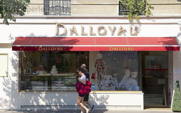 Frankreich  Paris 15. Bezirk  Zwei Personen gehen an einem Dalloyau-Laden in der Rue de la Convention vorbei.