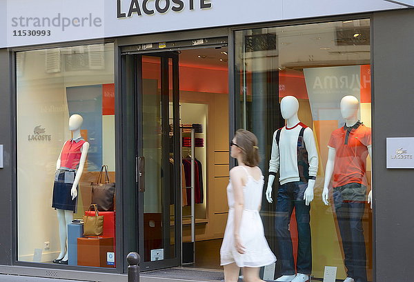 Frankreich  Paris 15. Bezirk  Frau vor einem Lacoste-Laden in der Rue du Commerce