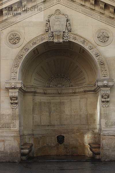 Frankreich  Paris 11. Bezirk  ein Brunnen in der Rue de la Roquette  verziert mit einem Mascaron (Bronzekopf) und den Wappen der Stadt Paris  19.