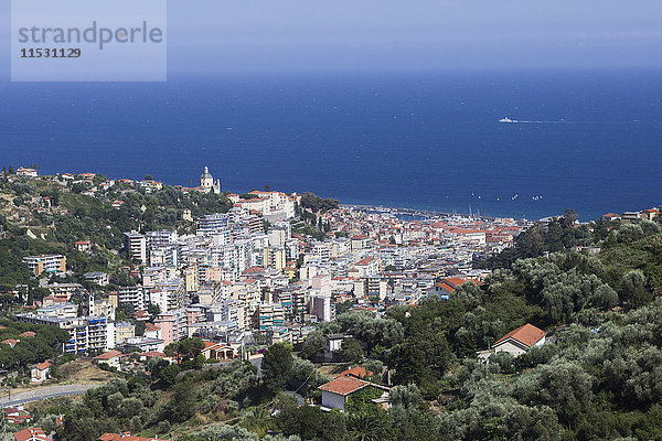 Italien  Ligurien  Italienische Riviera  Großansicht der Stadt San Remo  Mittelmeer im Hintergrund