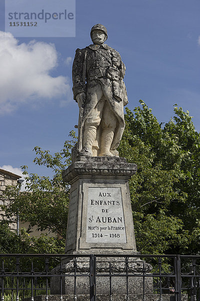 Frankreich  Drome  Provence  Dorf Saint-Auban  ein Kriegerdenkmal zum Gedenken an die Soldaten des Ersten Weltkriegs ( Poilus )