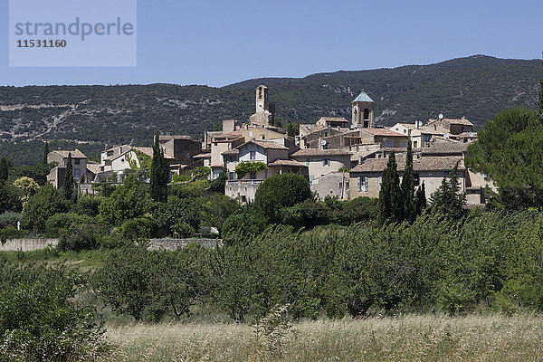 Frankreich  Vaucluse  Provence  großer Blick auf das alte Dorf Lourmarin ''eines der schönsten Dörfer Frankreichs'''.