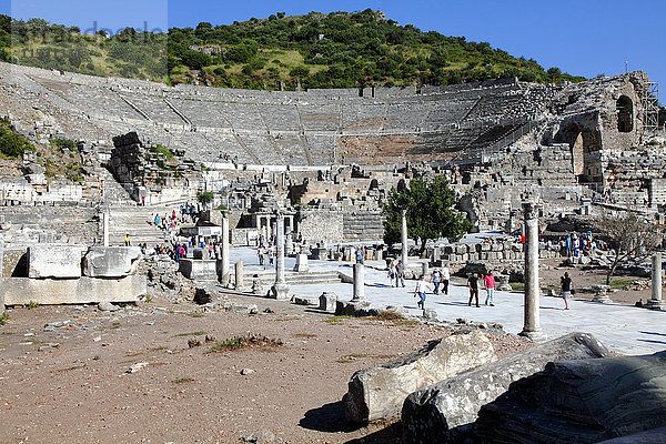 Türkei  Provinz Izmir  Selcuk  archäologische Stätte von Ephesus  Arcadiane Straße und Theater