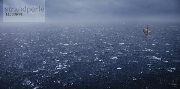 Ein Schiff  das in der Nordsee unter nebligen  rauen Bedingungen fährt.