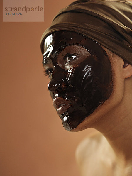 Frau mit Schokoladengesichtsmaske