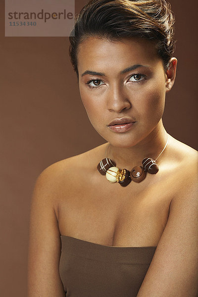 Porträt einer Frau mit Schokoladenkette