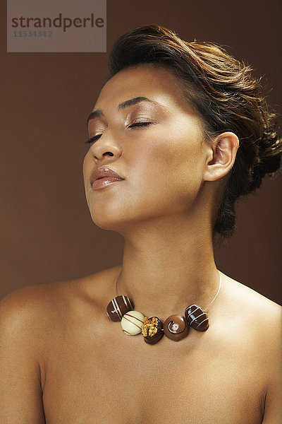 Porträt einer Frau mit Schokoladenkette