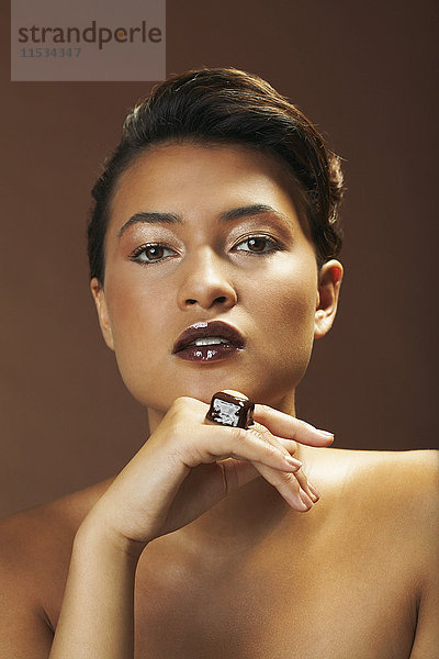 Porträt einer Frau mit Schokoladenring