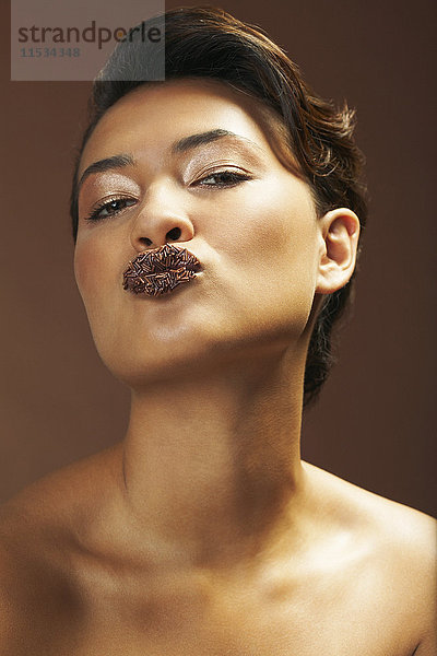 Frau mit Schokoladenstreuseln auf ihren Lippen