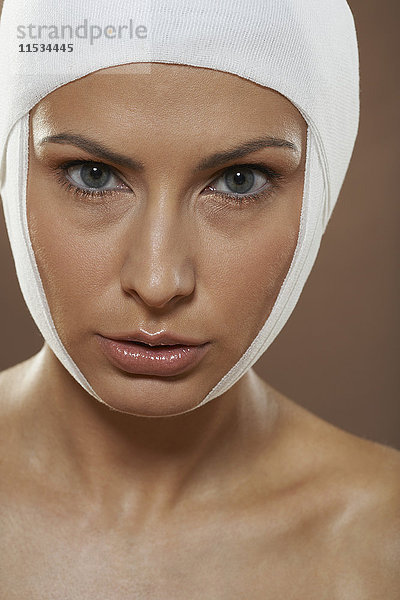 Porträt einer Frau mit Bandagen am Kopf