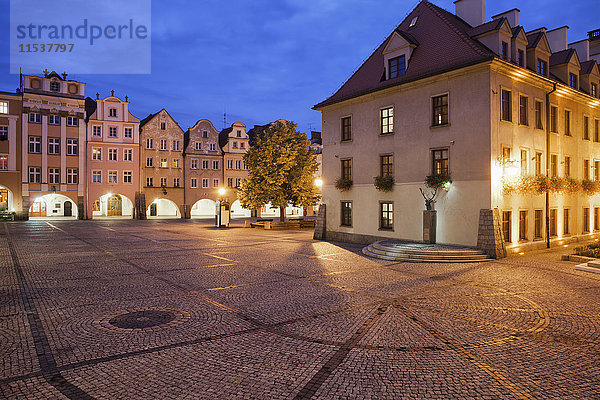 Polen  Niederschlesien  Jelenia Gora  Altstadt bei Nacht  historisches Stadtzentrum