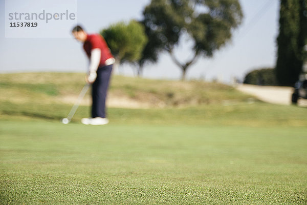Unfokussierter Golfer beim Golfspielen auf dem Grün eines Golfplatzes