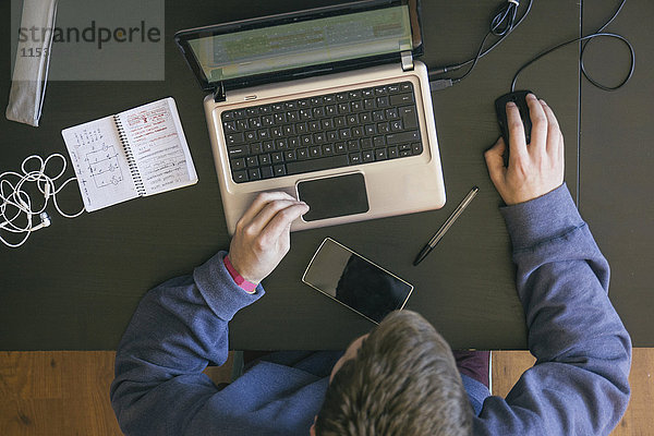 Geschäftsmann mit Laptop  erhöhte Ansicht