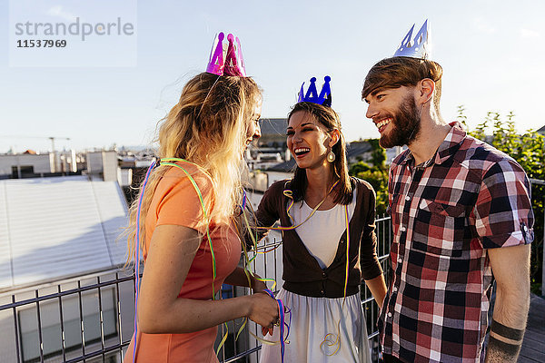 Österreich  Wien  Jugend feiert auf der Dachterrasse