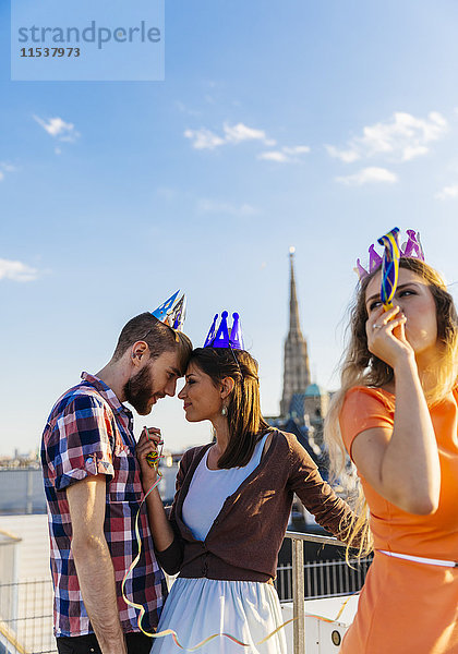 Österreich  Wien  Jugend feiert auf der Dachterrasse