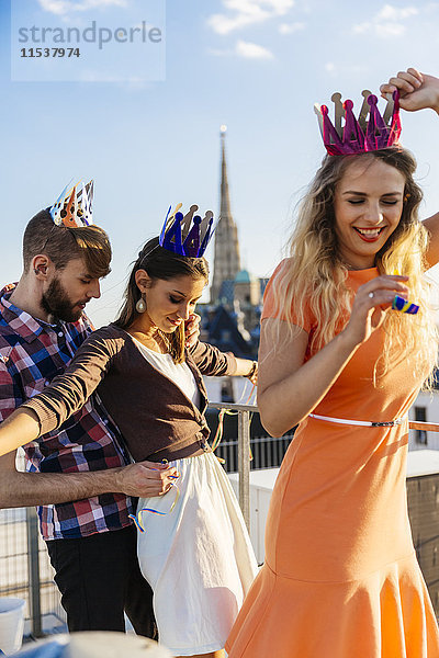 Österreich  Wien  Jugend feiert auf der Dachterrasse