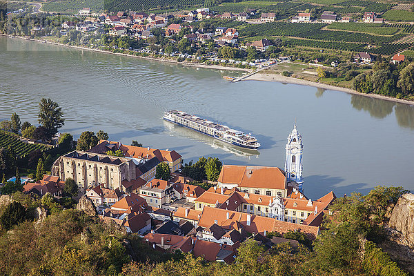 Österreich  Wachau  Dürnstein  Kloster Dürnstein mit blauer Spitze an der Donau
