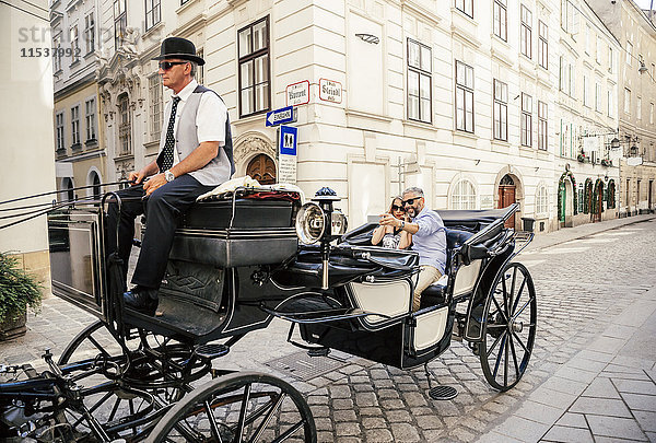 Österreich  Wien  Touristen mit einem Selfie im Fiaker