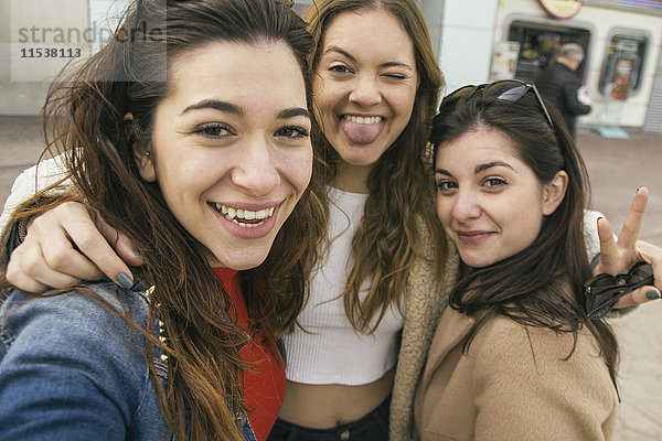 Porträt von drei glücklichen Frauen  die einen Selfie nehmen