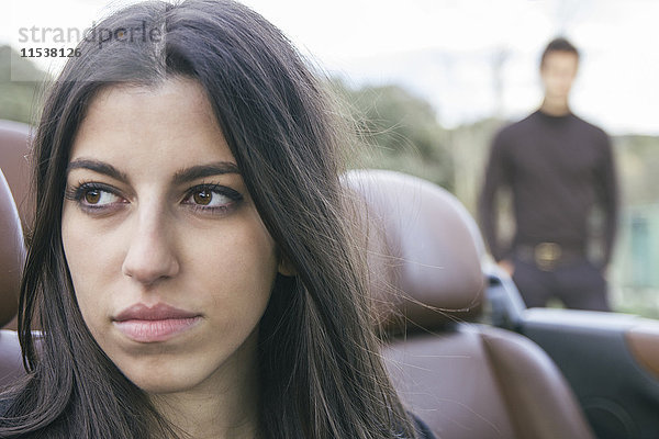 Portrait einer jungen Frau in einem Cabriolet sitzend