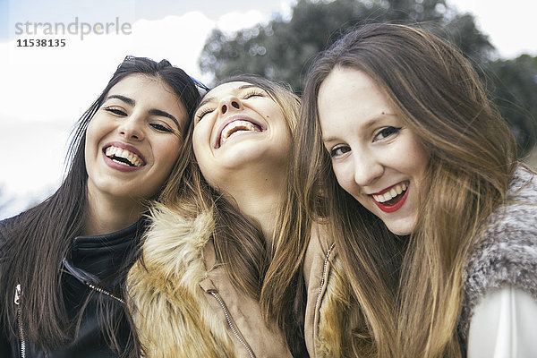 Drei lachende junge Frauen