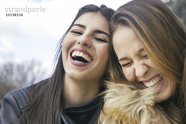 Zwei lachende junge Frauen