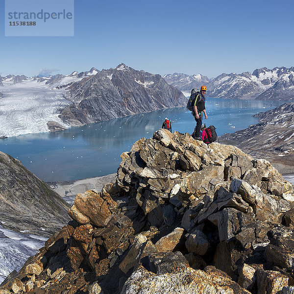 Grönland  Kulusuk  Bergsteiger in den Schweizerland Alpen