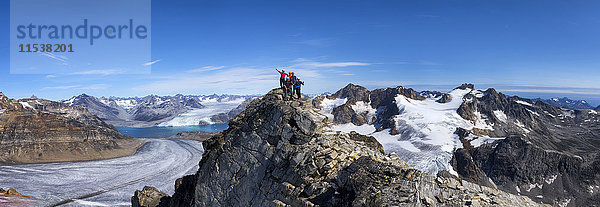 Grönland  Kulusuk  Bergsteiger in den Schweizerland Alpen