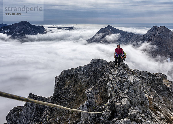 Grönland  Kulusuk  Bergsteiger in den Schweizerland Alpen