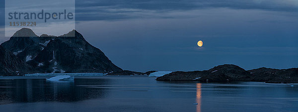 Grönland  Kulusuk  Mond über Fjord