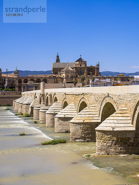 Spanien  Andalusien  Cordoba  Puente Romano über dem Rio Guadalquivir mit Mezquita-Catedral im Hintergrund