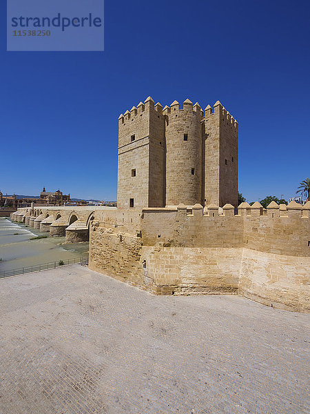 Spanien  Andalusien  Cordoba  Puente Romano  Torre de la Calahorra mit Mezquita-Catedral im Hintergrund
