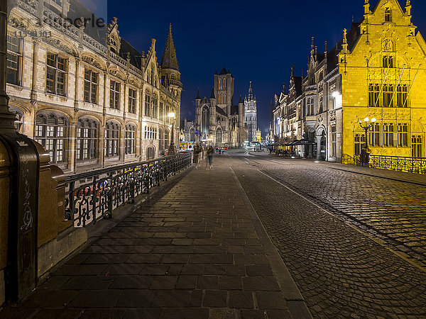 Belgien  Gent  Altstadt mit Nikolauskirche und Glockenturm bei Nacht